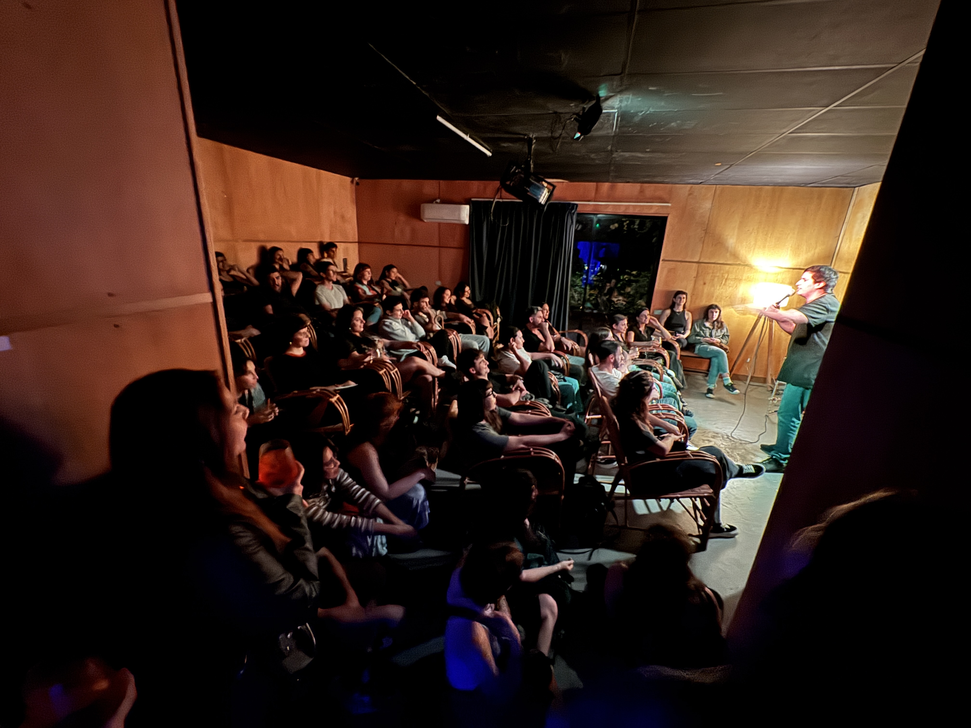 Sala llena en 6048 Stand Up